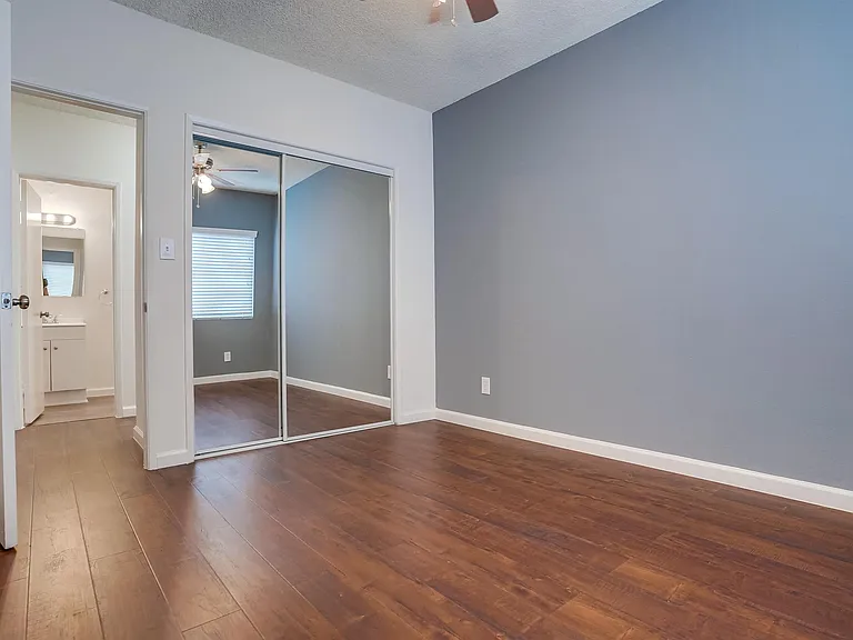 537 W Hyde Park Blvd — Photo 12