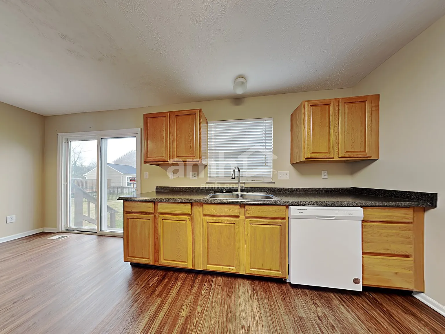 4 bed, 2.5 bath, 1724 sqft, $2,370 — Photo 4