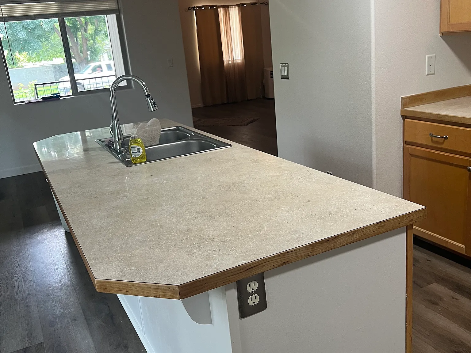 3 bed, 2.5 bath, 2052 sqft, $2,400 — Photo 2