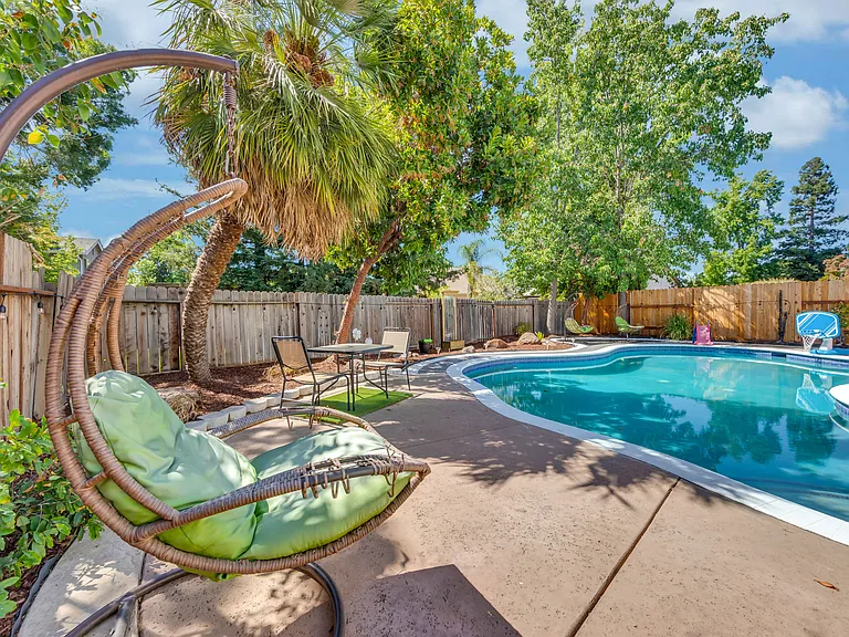 8024 Caymus Dr — Photo 18