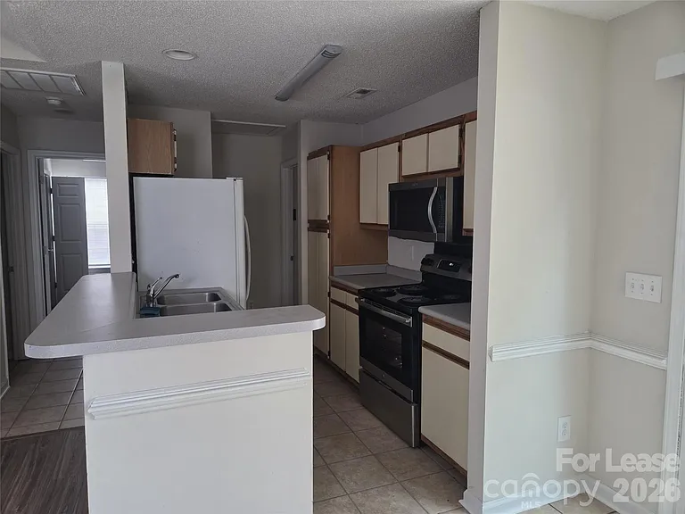 121 Foxglove Dr — Photo 4