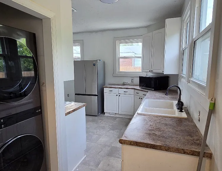 Full size stackable modern washer and dryer with wifi mode/notifications