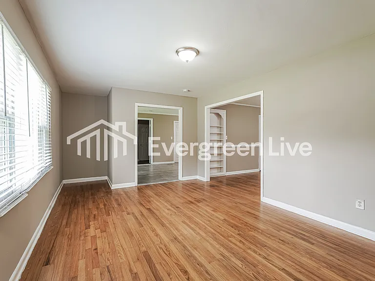 323 Marshall St — Photo 3
