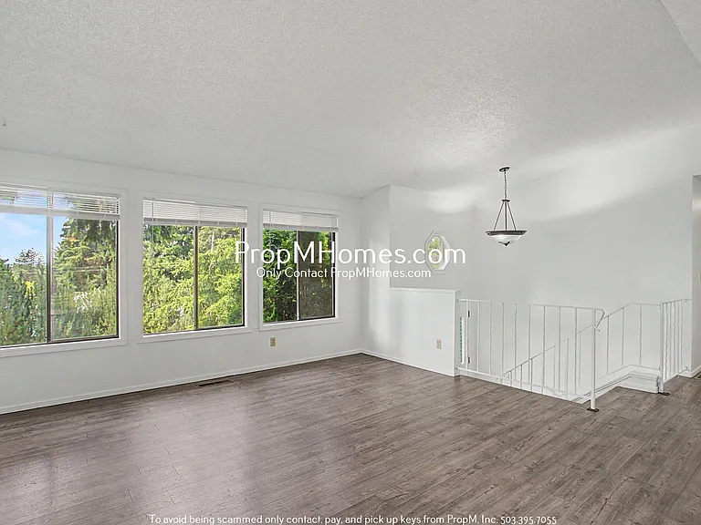 810 SW Spring Ln — Photo 3