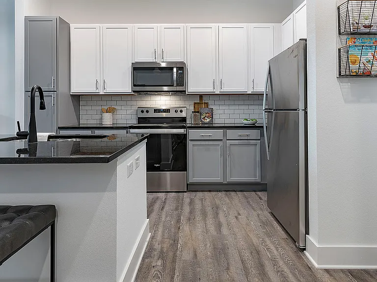 Experience the perfect blend of style and functionality in this modern kitchen.