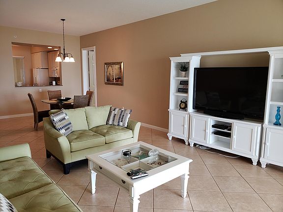 5th image of 22 Harbour Isle Drive W #102