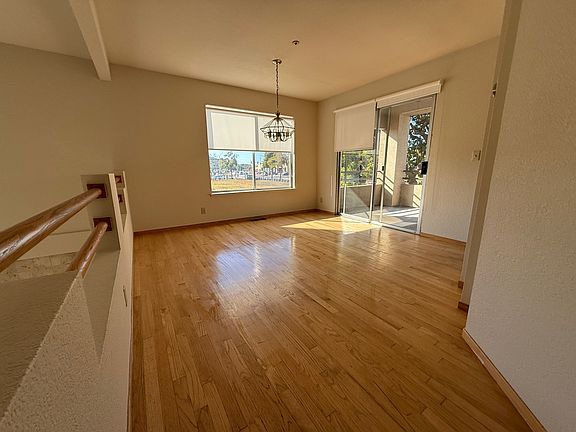 4th image of 9 E Court Ln