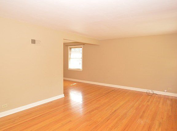 2nd image of 1939 Balmoral Ave