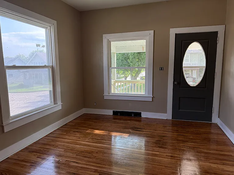 1300 N Burlington Ave — Photo 3