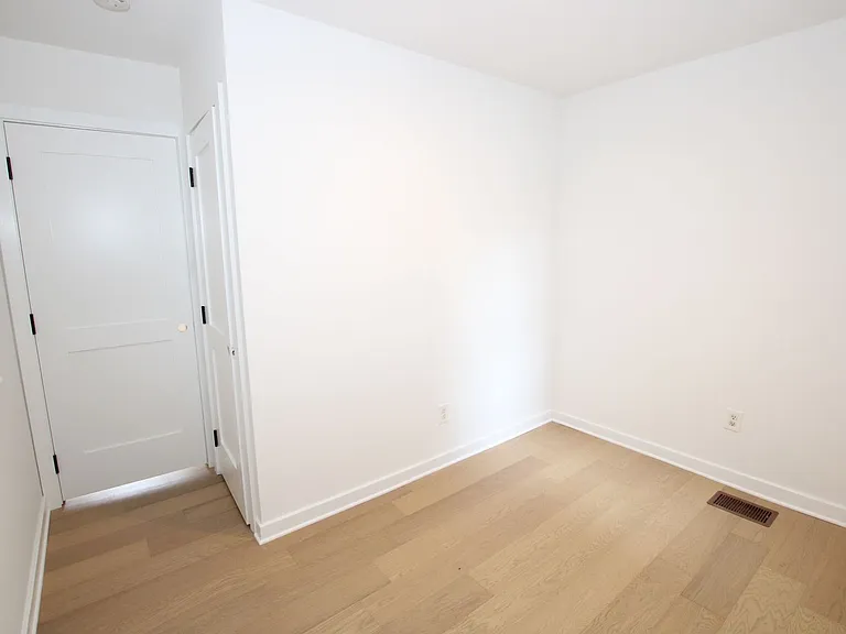 Spacious 2 bedroom unit in a great area in Graduate hospital — Photo 10