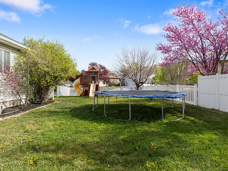 318 E Spyglass Dr — Photo 26