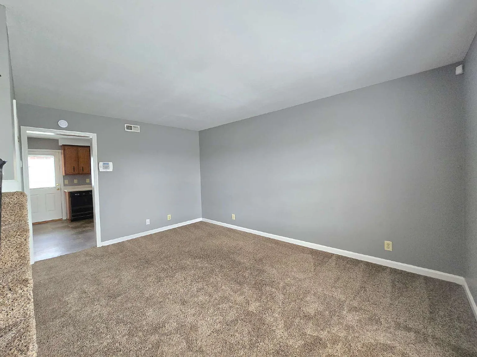 2 bed, 1.5 bath, 950 sqft, $975 — Photo 2