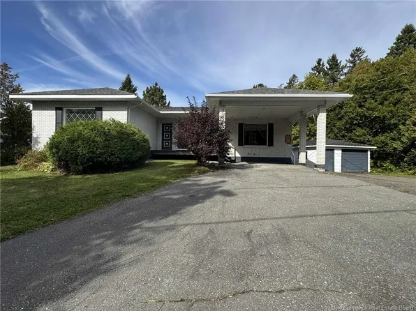 10 Beaulieu St, Saint Quentin, NB E8A 1A9