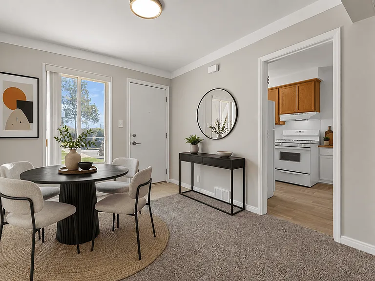 Oak Park Manor Apartments & Townhomes — Photo 15