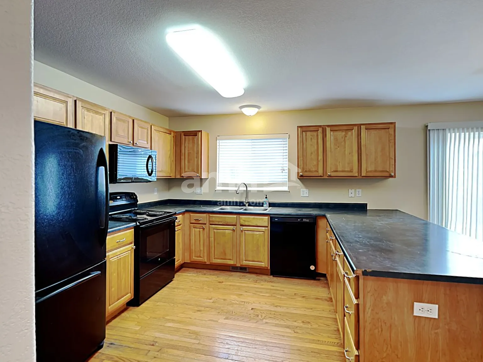 3 bed, 2.5 bath, 1354 sqft, $2,185 — Photo 3
