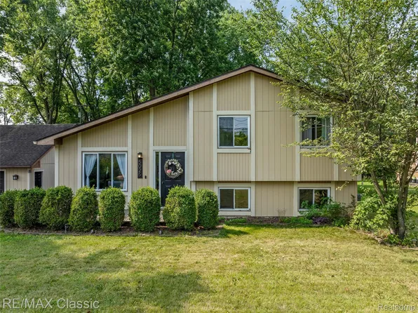 5025 S Pine Knob Trl, Clarkston, MI 48346