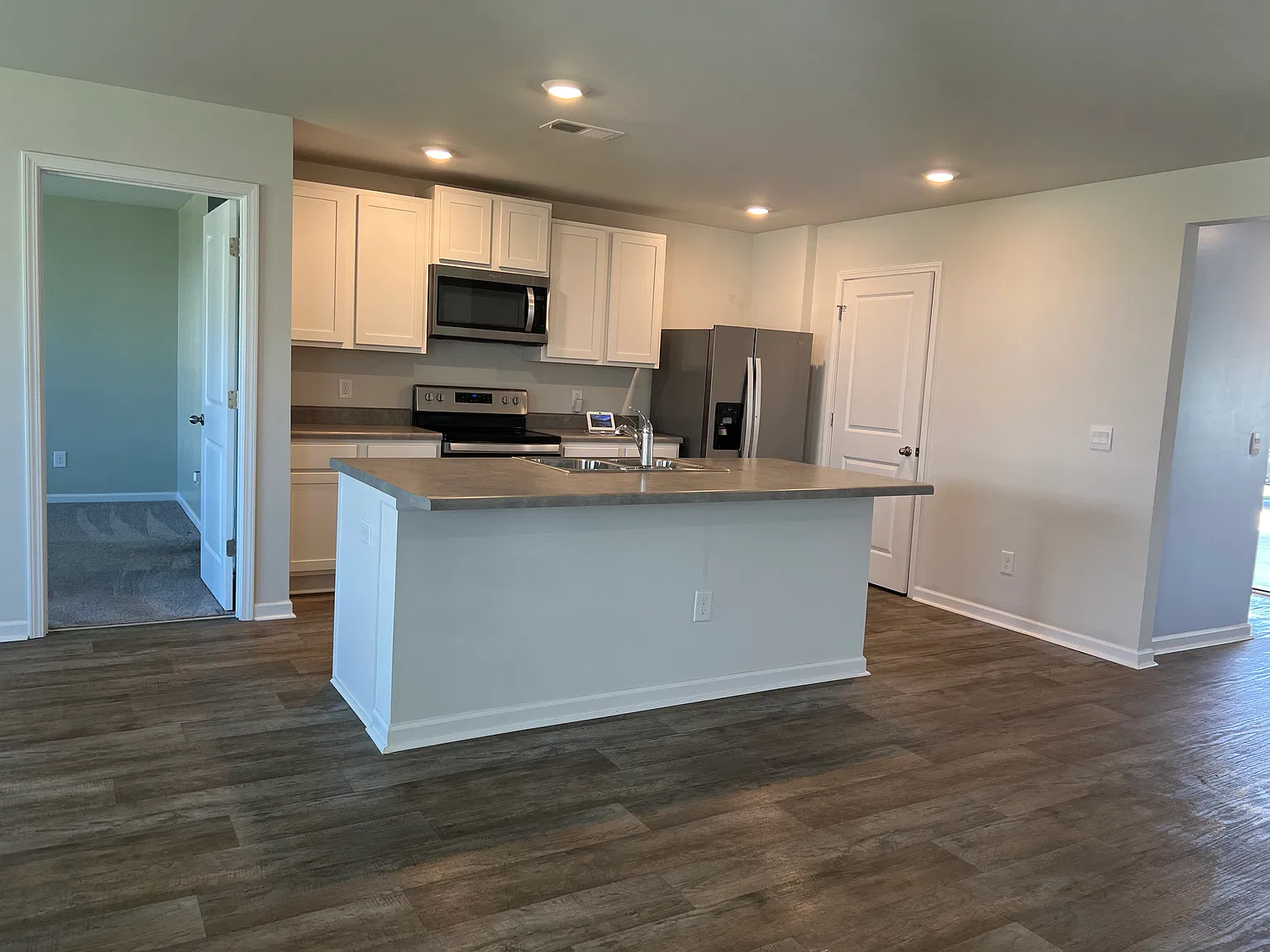3 bed, 1642 sqft, $2,300 — Photo 2
