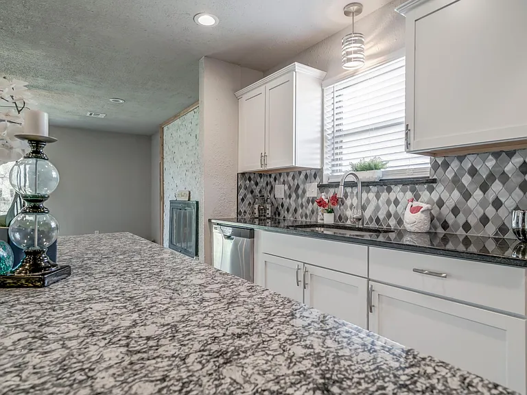 605 Saint James Pl — Photo 37
