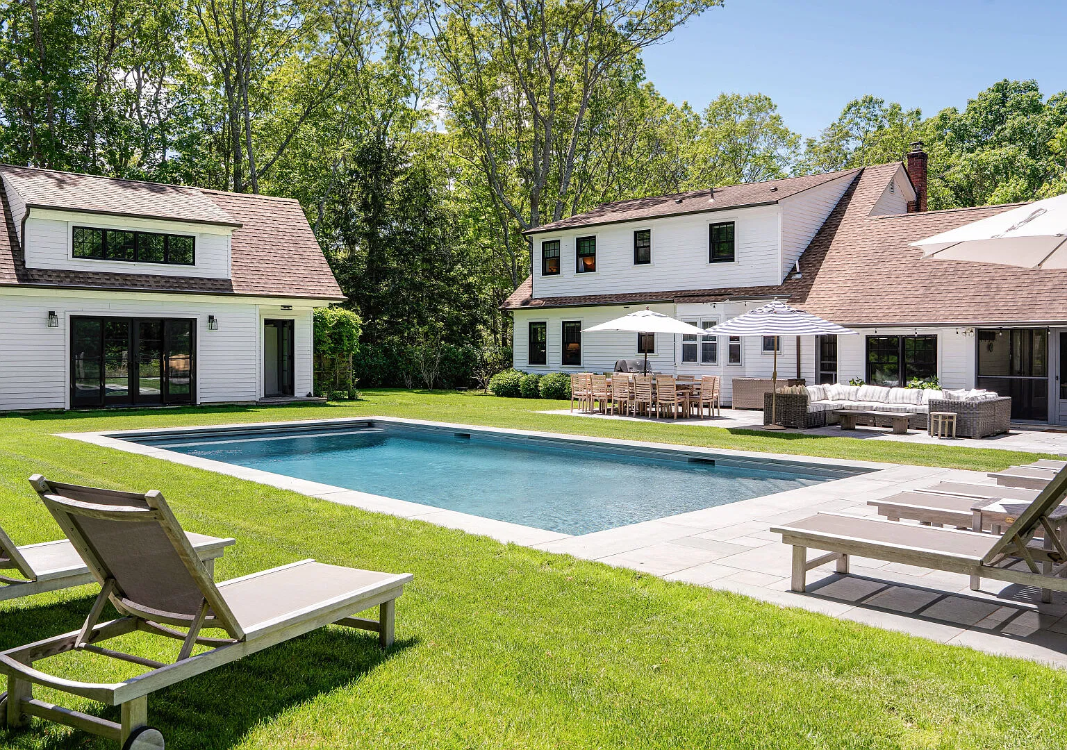 Traditional-style home with vibrant colors, private pool! — Photo 2