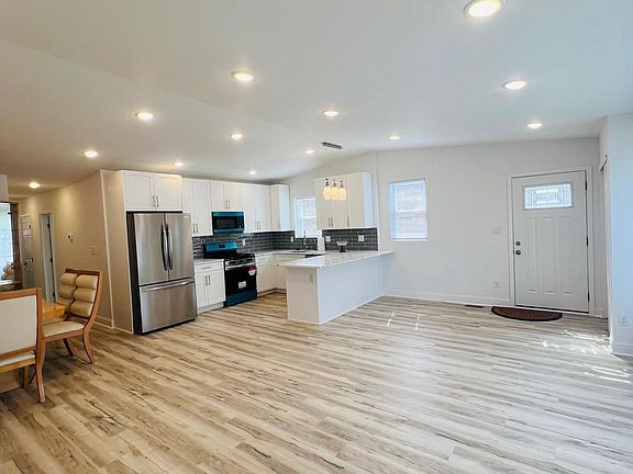 4th image of 2303 Oakmont St