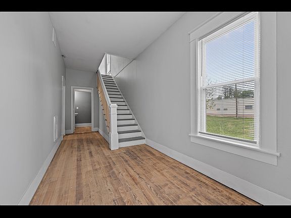 2nd image of 811 Lindsey St
