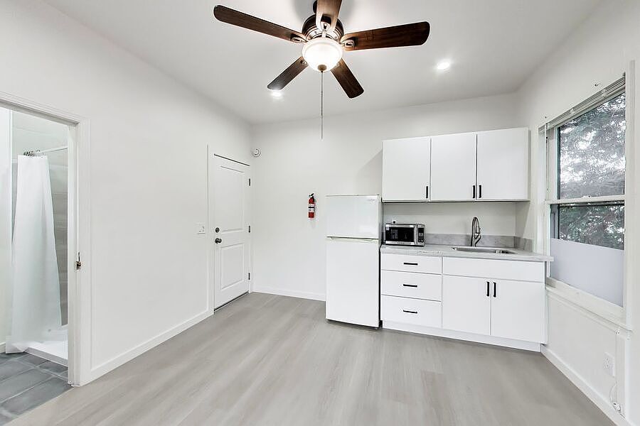 1st image of 628 Waverly St #2