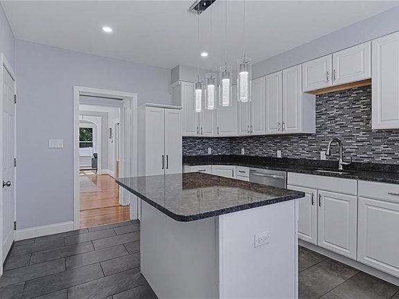 2nd image of 1175 Lonsdale Ave