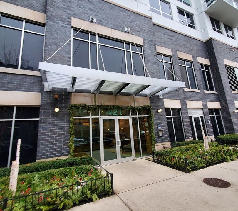 1st image of 421 W Huron St APT 806