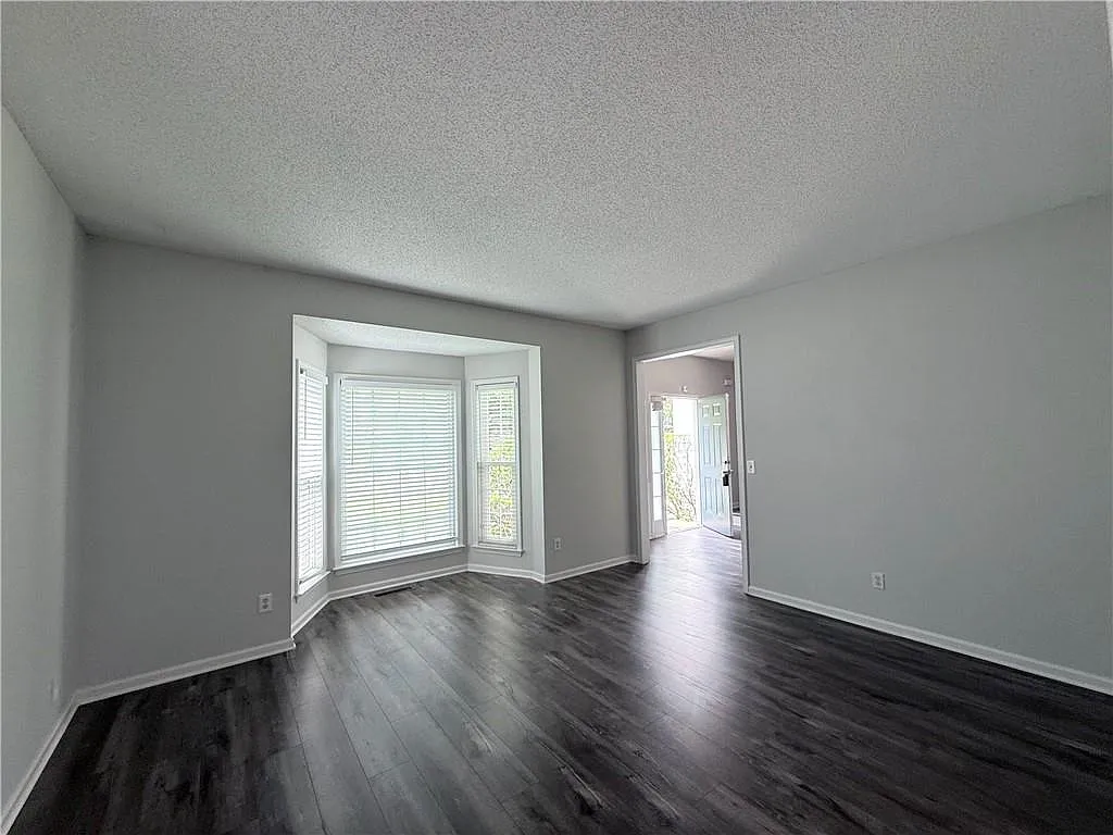 4 bed, 2.5 bath, 2378 sqft, $2,800 — Photo 4