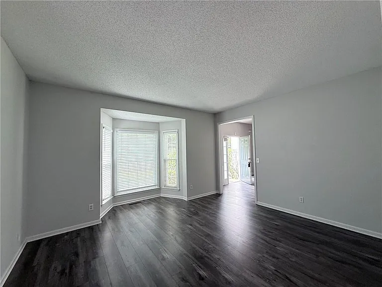 175 Sessingham Ln — Photo 4