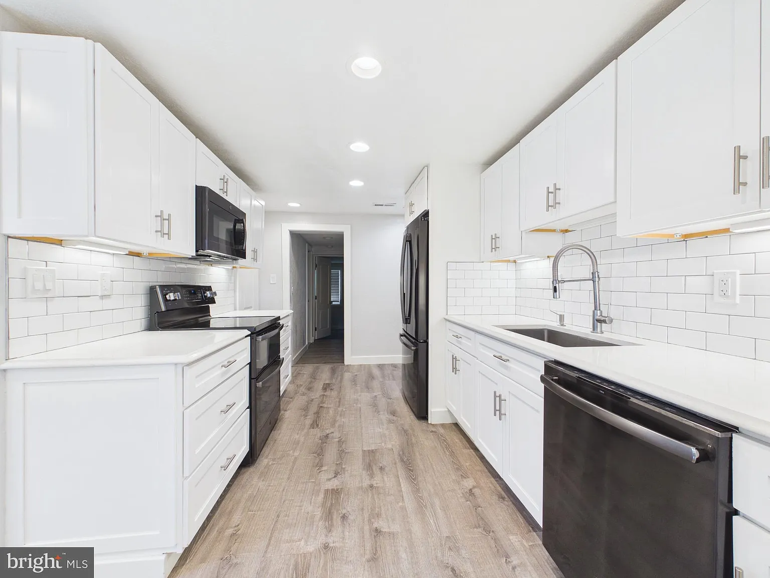 3 bed, 3.0 bath, 2519 sqft, $3,950 — Photo 4