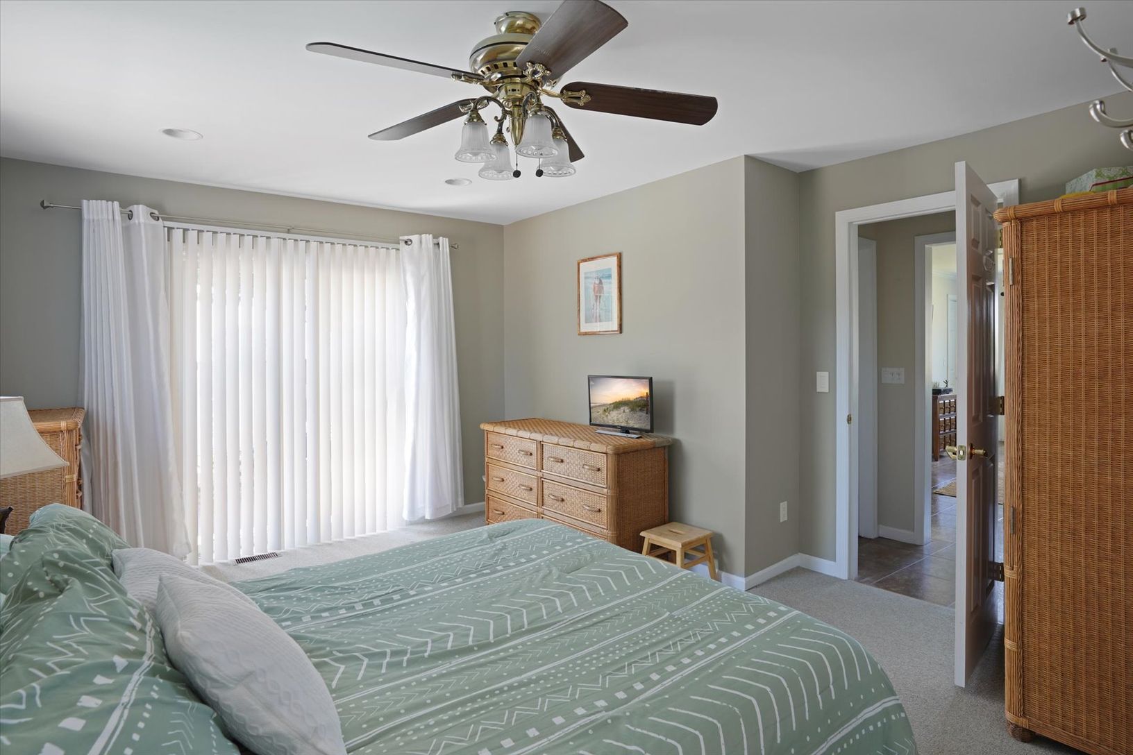  Main floor guest room