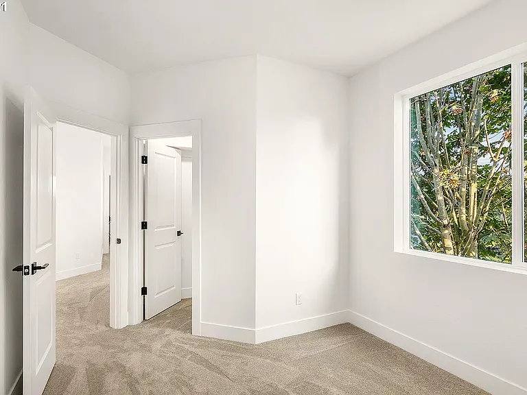 211 NE Monroe St — Photo 13