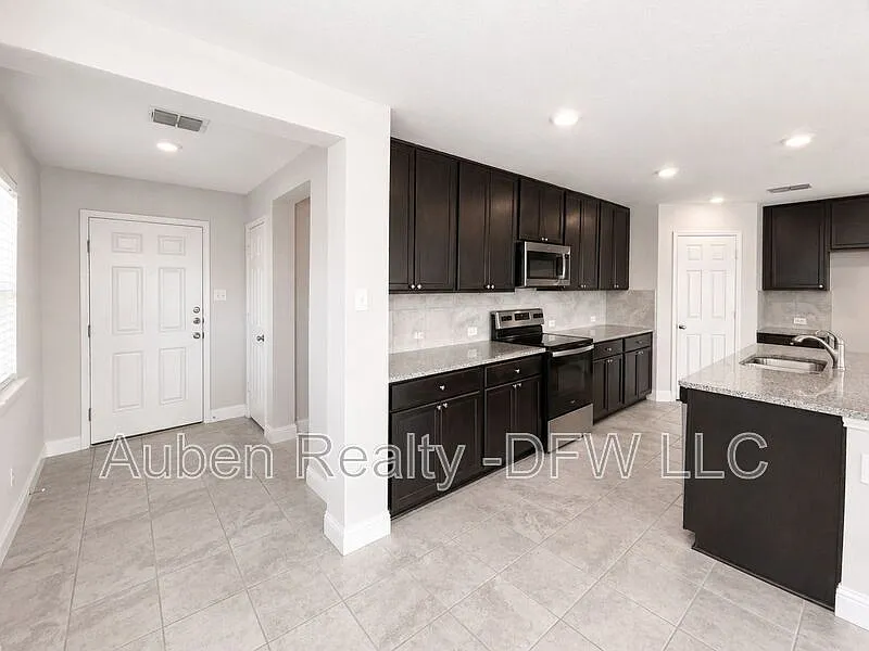 4 bed, 2.0 bath, 2118 sqft, $2,295 — Photo 3