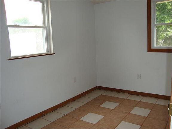 4th image of 643 S Riverview Ave