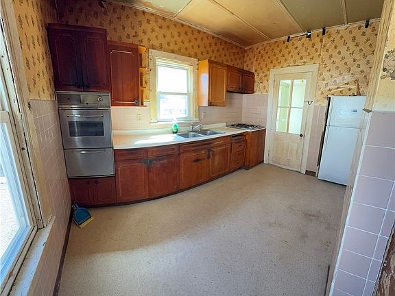 5th image of 142 Franklin St