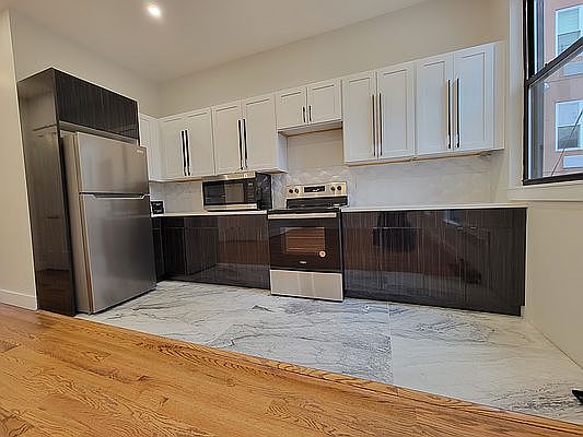 5th image of 521 Willoughby Ave #2L