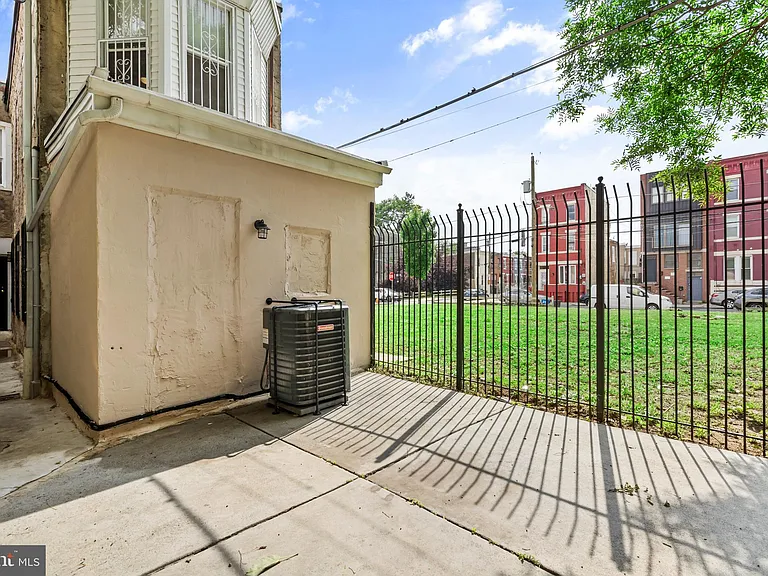 1833 Fontain St — Photo 27