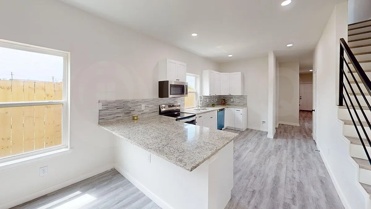 3 bed, 2.5 bath, 2000 sqft, $2,299 — Photo 4
