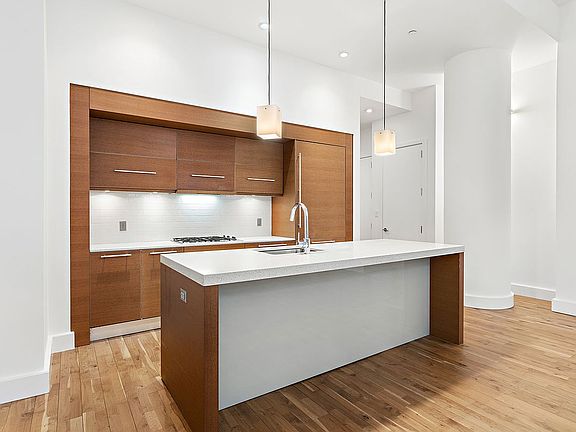 5th image of 360 Furman St APT 544