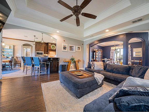 2nd image of 115 New Braunfels Ln