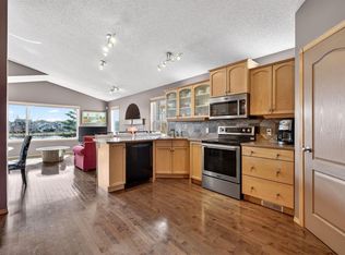 136 W Creek Gln, Chestermere, AB T1X 1P8