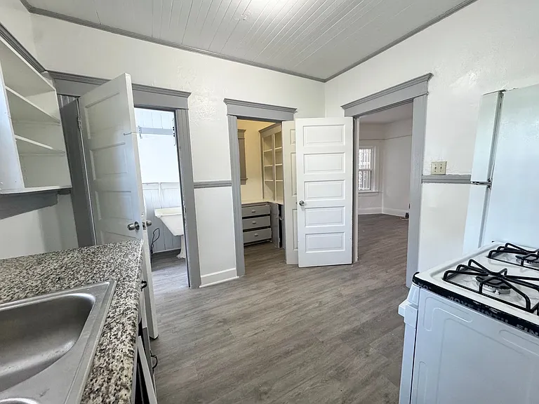 930 Albany St — Photo 17