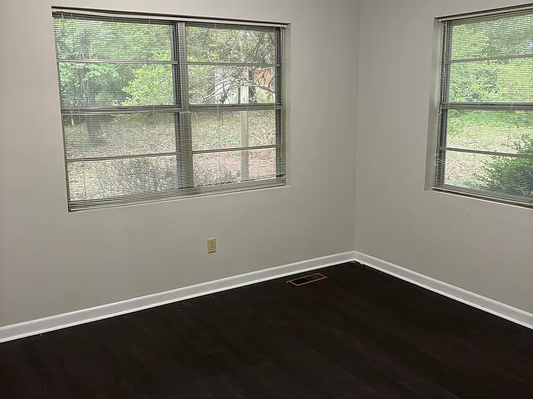901 Carson Ln SW — Photo 2