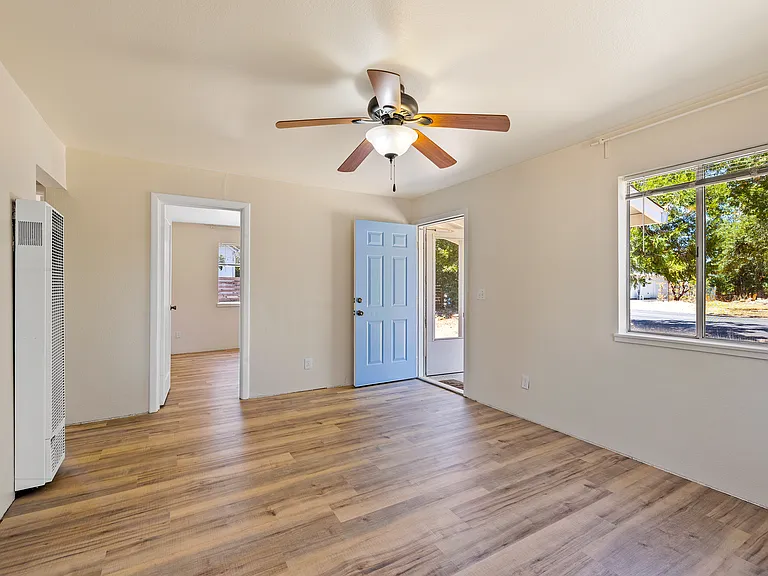 Mariposa Dr — Photo 6