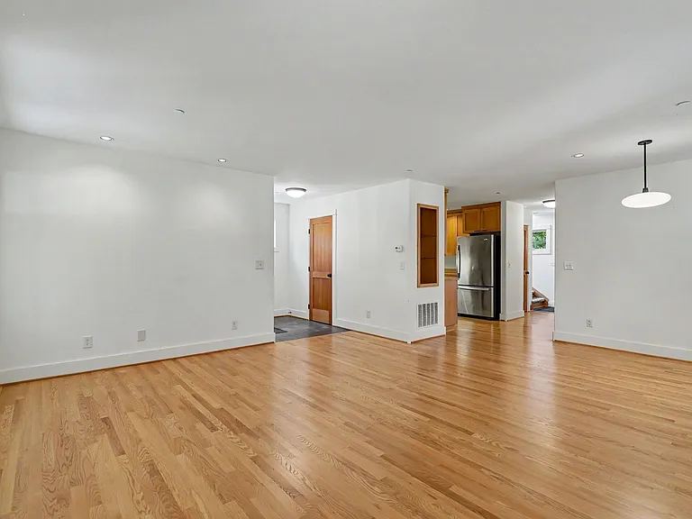2060 John St S — Photo 13