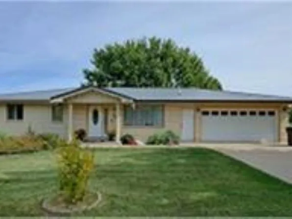 2324 Briarwood Dr, Dubuque, IA 52002