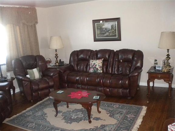 2nd image of 3425 Glastonbury Ct