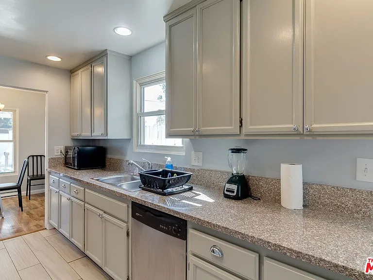 7858 Jamieson Ave — Photo 13