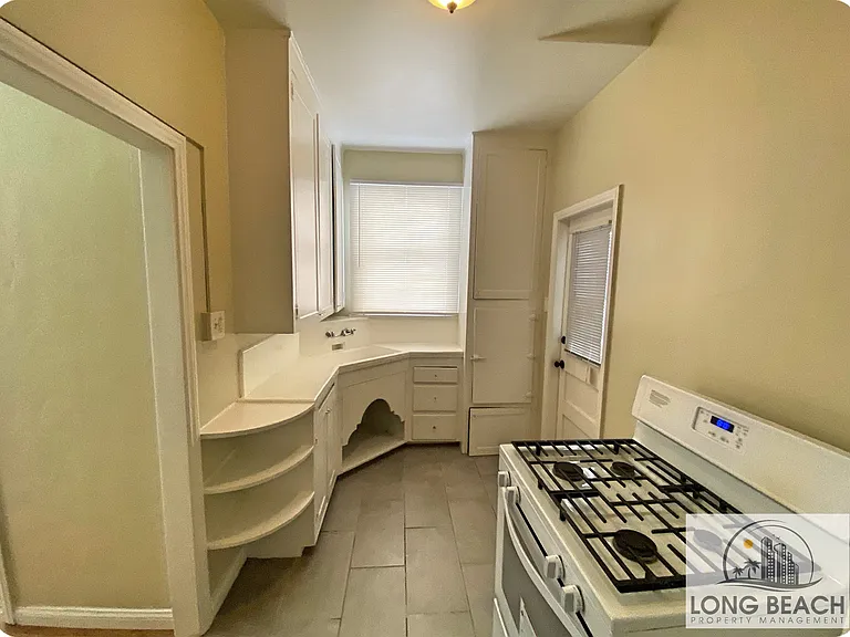 1119 E 4th St #B — Photo 2